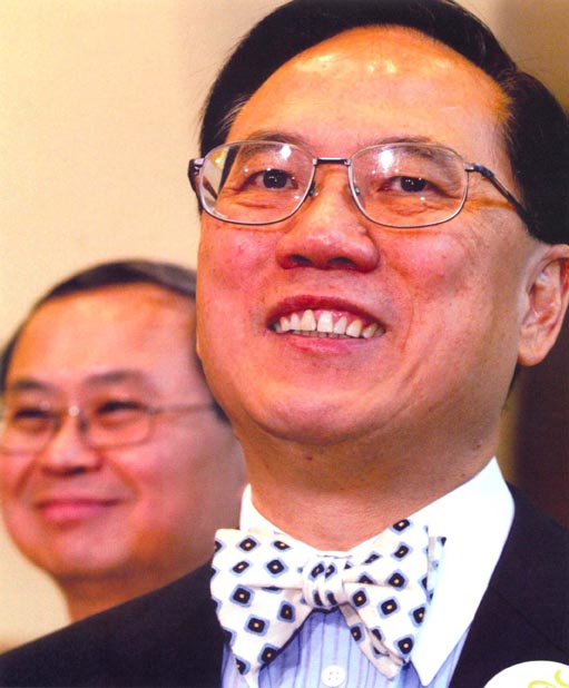 曾荫权与其前任在过往8年共同将香港拉向新起点，这既是他的机会，也是挑战。