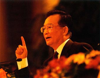 7月13日，国务院总理温家宝主持召开国务院常务会议，听取国家发展和改革委关于上半年经济形势和下半年经济工作建议的汇报，分析当前经济形势，研究下半年经济工作。 罗荣摄影