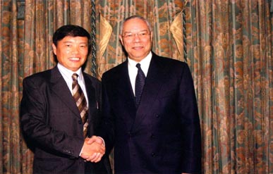6月15日，孙伟以内地传媒香港上市第一股总裁的身份在港受邀参加高层沙龙，受到该日刚刚当选为香港特别行政区第二任长官曾荫权的接见。图为在此次沙龙中孙伟与美国前国务卿鲍威尔在一起。