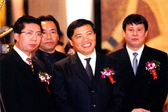 北青传媒上市当日，孙伟与同事们笑开怀