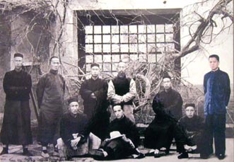 与古玩打交道的马未都，梦想自己也成为古人。（韦蓉油画作品）
