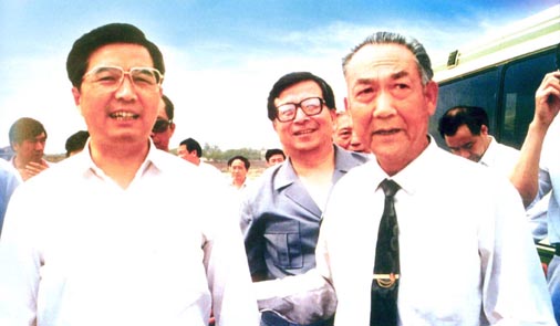 胡锦涛同志和李公涛先生亲切合影留念