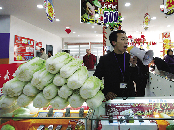 2007年12月30日，光顾话机世界杭州延安路上“百元手机店”的顾客，都可以免费拿到一棵大白菜。该店在开业之际，喊出了把手机当白菜卖的口号。店内所有手机售价都在999元以下。