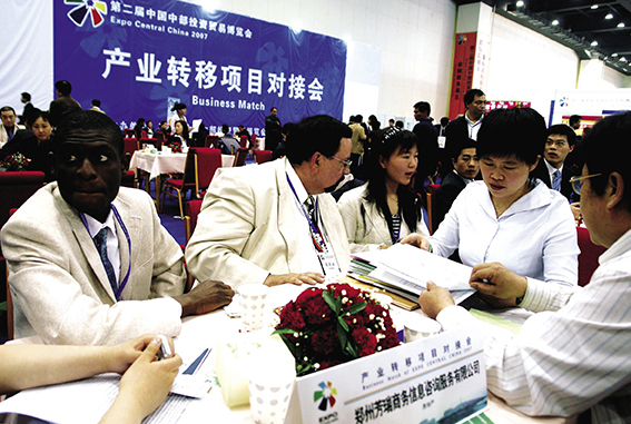 2007年4月27日，郑州召开产业转移项目对接会。图为各企业在洽谈