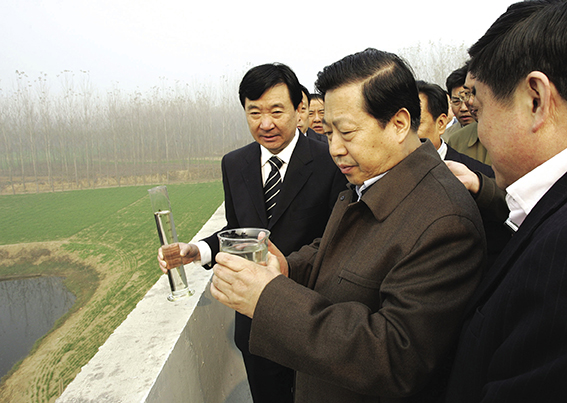 2007年11月13日，国家环保总局局长周生贤在河南境内查看贾鲁河支流水质