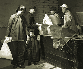 1958年初，天津市河西区粮店第三门市部根据群众鸣放的意见，实行了到居民家中预办买粮手续、粮票送上门、事先把粮食按10斤或20斤一份称好等办法，大大缩短了市民买粮等候的时间