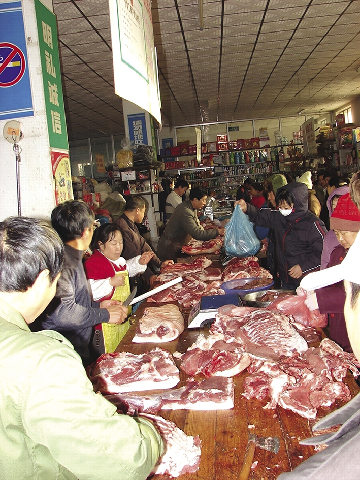 2007年12月4日，黑龙江垦区，格球山农场职工群众在商场内购买当日上市猪肉
