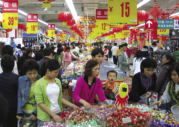 海南某商场，市民在选购商品
