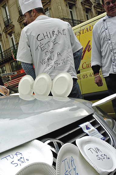 2005年底，法国巴黎，法国厨师在凯旋门举行抗议活动，要求欧盟降低对餐饮业征收增值税的比率