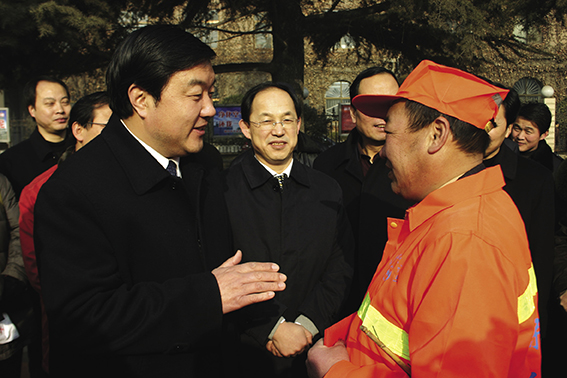 吴前进深入基层检查城建工作，与环卫工人亲切交谈