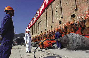 2007年12月25日，广东阳江，重任1601与码头成功连接，南海I号沉箱即将登陆。