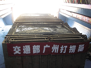 2007年12月28日，广东省阳江市海陵岛，广东海上丝绸之路博物馆的“水晶宫”里，“南海I号”沉箱在卷扬机的拉动下，缓缓移入。