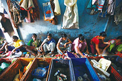 位于印度孟买的达拉维区是亚洲最大的贫民窟，刚刚荣膺金球奖最佳影片的《贫民富翁》是在这里拍摄的。来自英国基德明斯特的会计科里斯·威希望把这里建成旅游景点，并将利润回报给当地社区贫民。