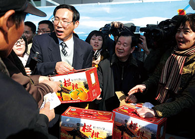 1月14日，为了帮助衢州橘农顺利度过“销售寒冬”，浙江省农业厅和衢州市政府在杭州的农展馆广场举办专场促销会，中共衢州市委书记孙建国带领百名橘农到现场叫卖柑橘。