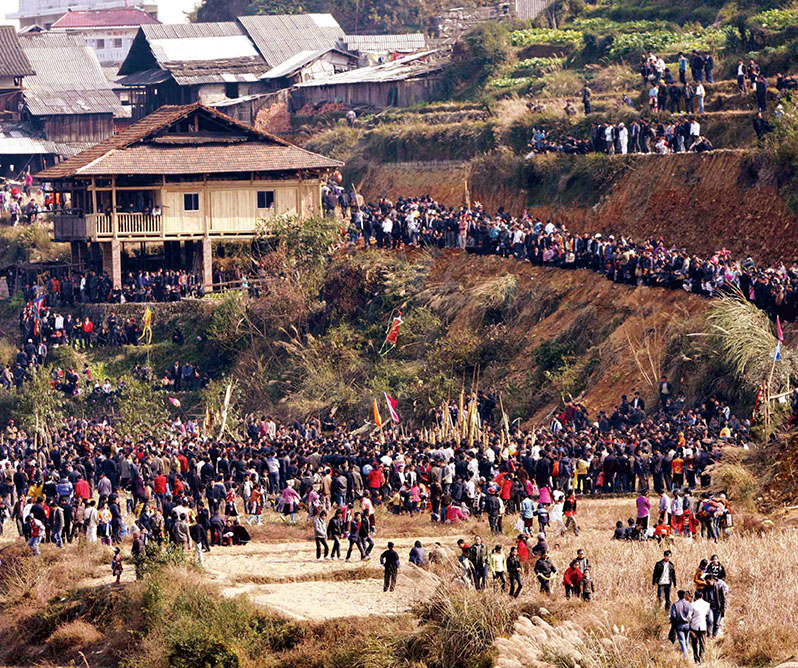 1月13日，是黔桂交界地苗年节最后一天，也是广西融水县良寨乡举行“砍旗节”的日子，两省（区）相邻村寨各族群众载歌载舞欢度节日。