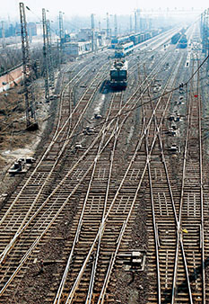 对于习惯拉人、拉物的铁路来说，拉动内需这样一个新使命，充满挑战