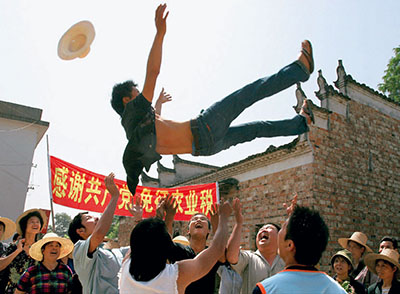 江西上高县农民对免除几千年农业税的喜悦之情