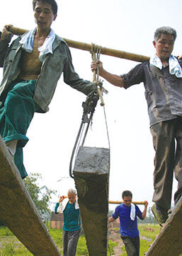 农民们挥汗修建农田水利设施