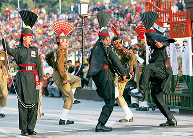 2008年2月15日，巴基斯坦拉合尔市附近的印巴边境瓦迦哨所举行降旗仪式