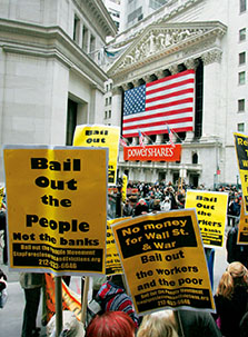 2008年10月24日，示威者在纽约证券交易所外抗议政府的救市计划，并大声疾呼关注穷人和工薪阶层等弱势人群