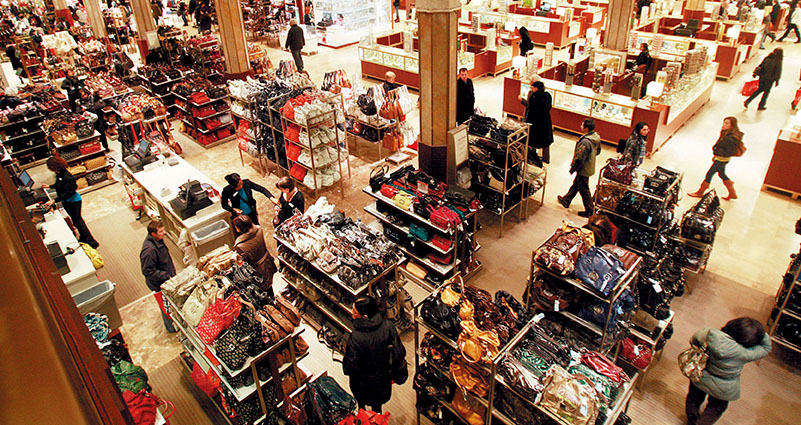 金融危机后，美国纽约的商场顾客稀少，销售业绩惨淡