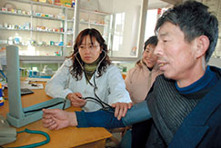 村卫生室在为村民健康查体