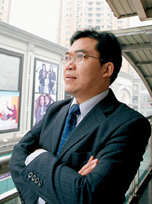 2007年，周泽在重庆杨家坪城铁站台上，观望“史上最牛钉子户”所在地。周泽为其提供了维权帮助