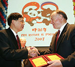 2007年10月23日，陈昊苏（左）向俄中友好协会主席季塔连科颁发荣誉证书