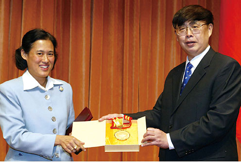 2004年2月26日，中国人民对外友好协会会长陈昊苏（右）向泰国诗琳通公主授予“人民友好使者”称号