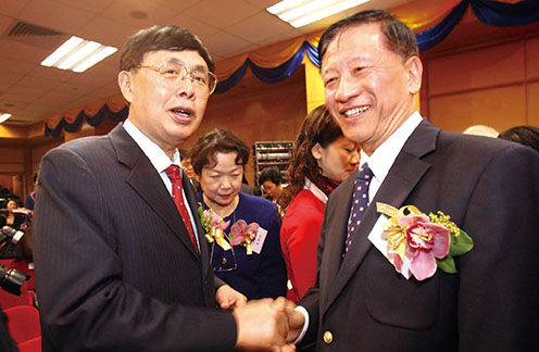 2007年3月5日是周恩来诞辰纪念日，中国人民友好协会会长陈昊苏（左）、香港浸会大学校长吴清辉教授共同出席浸会大学纪念周恩来展览