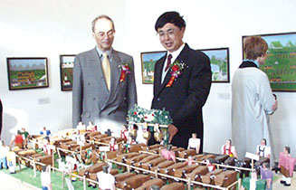 2001年10月9日，陈昊苏（右）与瑞士驻中国大使馆官员观看艺术品