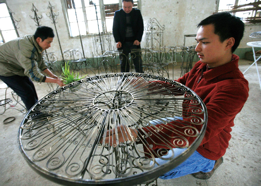 2009年3月，广西融水苗族自治县返乡农民工曹向艺凭借铁艺加工手艺在家创业