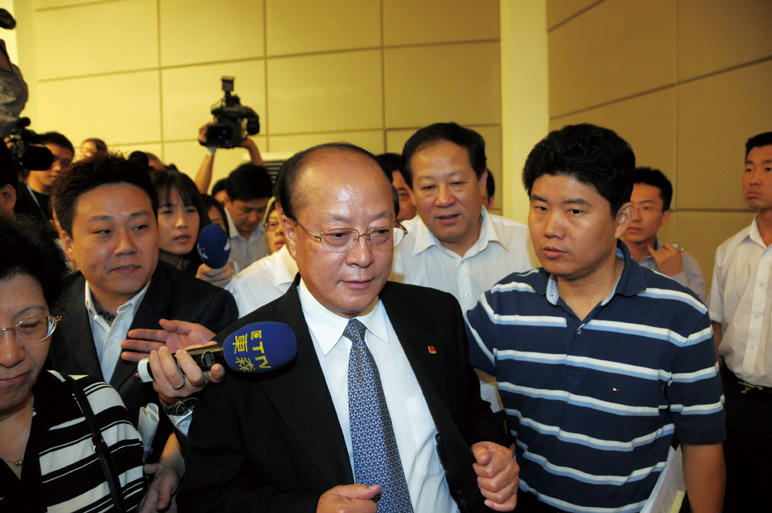 国家质检总局局长李长江（中）在“三鹿奶粉事件”后辞职