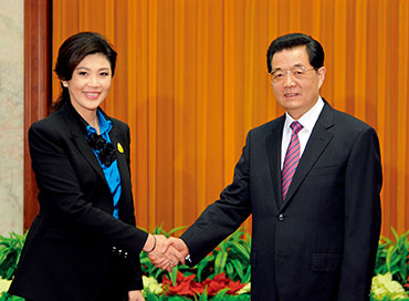 4月18日，中国国家主席胡锦涛在北京人民大会堂会见泰国总理英拉。