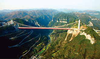 空中看公路奇观，矮寨盘山公路与矮寨大桥相映成趣。
