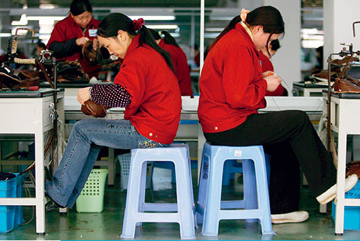 温州是中国主要的造鞋基地之一，拥有超过4500家制鞋工厂，每年出口60万双。