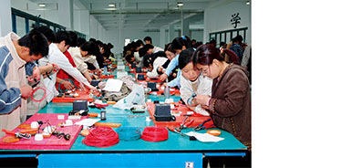 南京工业职业技术学院电工实训的场景。