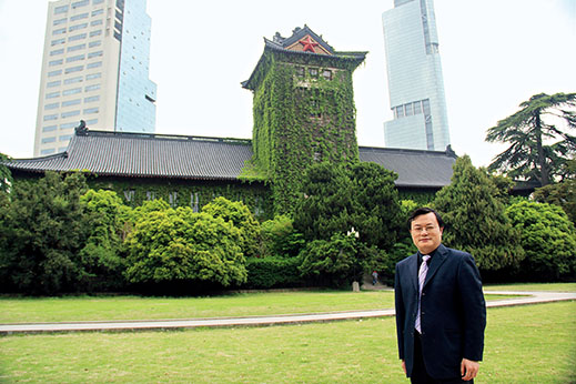 南京大学常务副校长张荣