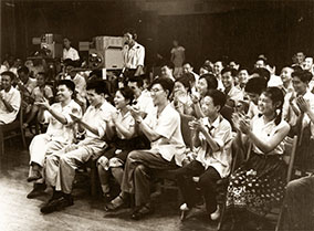 1960年，“笑的晚会”电视直播现场。摄影/陈铎