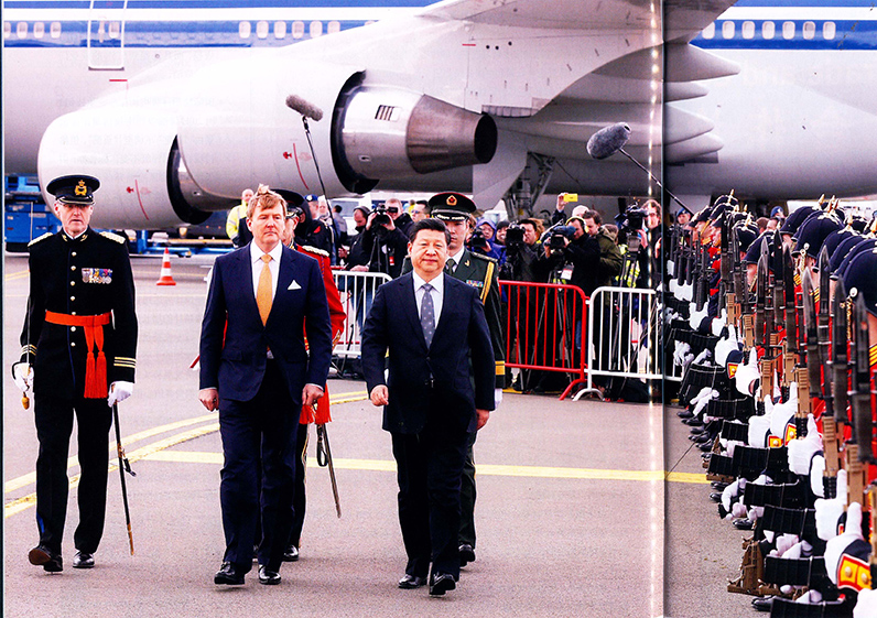 3月22日，国家主席习近平抵达阿姆斯特丹，应荷兰国王威廉-亚历山大邀请，对荷兰进行国事访问，开启欧洲之旅。威廉-亚历山大在机场为习近平举行隆重欢迎仪式。这是习近平在威廉-亚历山大陪同下检阅仪仗队。