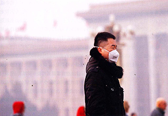 PM2.5对人体的危害正被公众逐步认识，以至于人们“谈霾色变”，图为3月16日北京遭遇雾霾天，游客戴口罩在天安门广场游览。