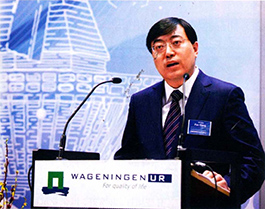 2月25日，伊利集团董事长潘刚在伊利欧洲研发中心启动仪式上致辞。