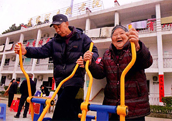 今年，江西省九江市启动了首批37所农村敬老院社会化养老转型服务试点。图为3月5日，农村老年人在九江市庐山区虞家河乡敬老院健身。