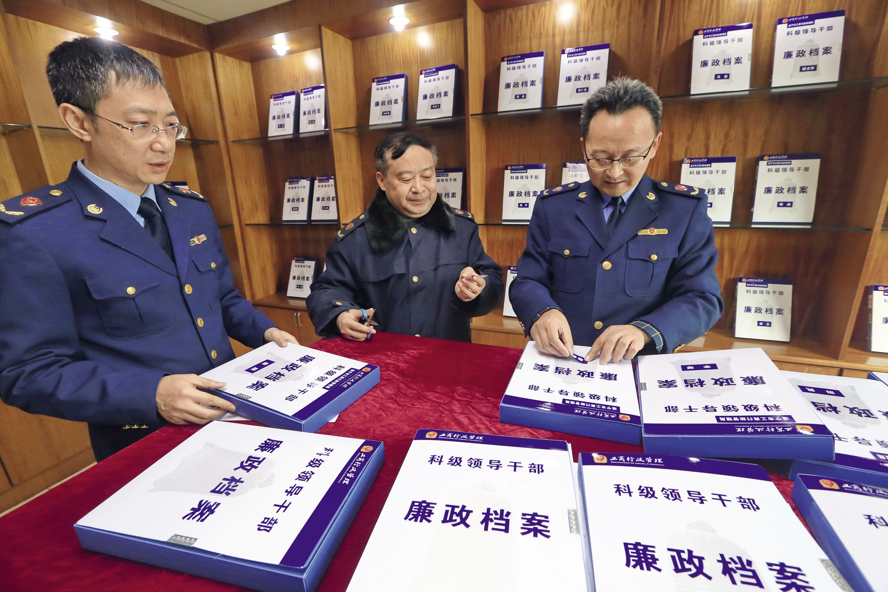2016年12月6日，四川省遂宁市工商局纪检监察干部正在为该局科级干部建立廉政档案。