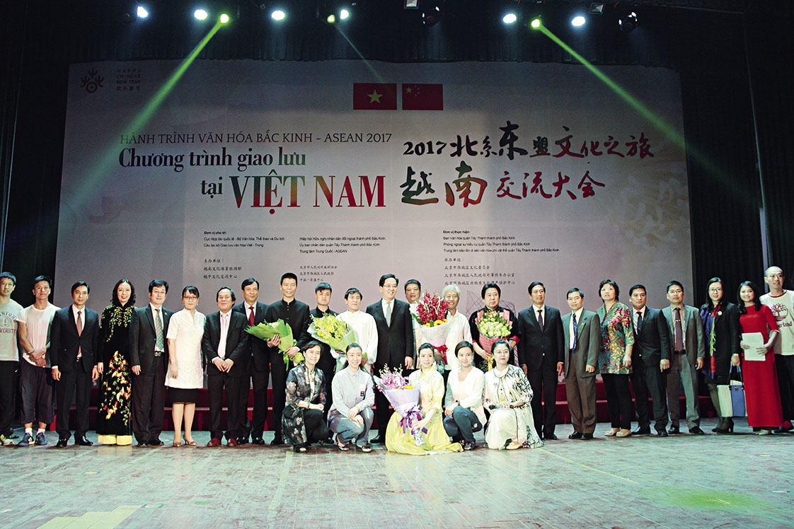 中国驻越南大使洪小勇与越南文化体育旅游部国际合作局局长阮重庆等越方嘉宾一道欣赏了精彩的节目，并在演出结束时同中国艺术家合影。