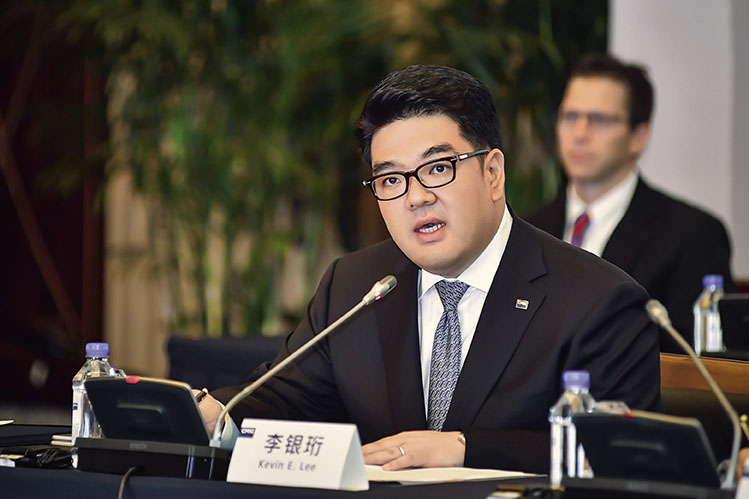 2016年10月，中民投董事局执行副主席李银珩主持全球专家咨询委员会第三次会议。