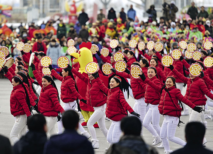 2月11日，中国传统元宵佳节，新疆兵团第十师北屯市举行盛大的社火活动，各族群众共庆佳节。
