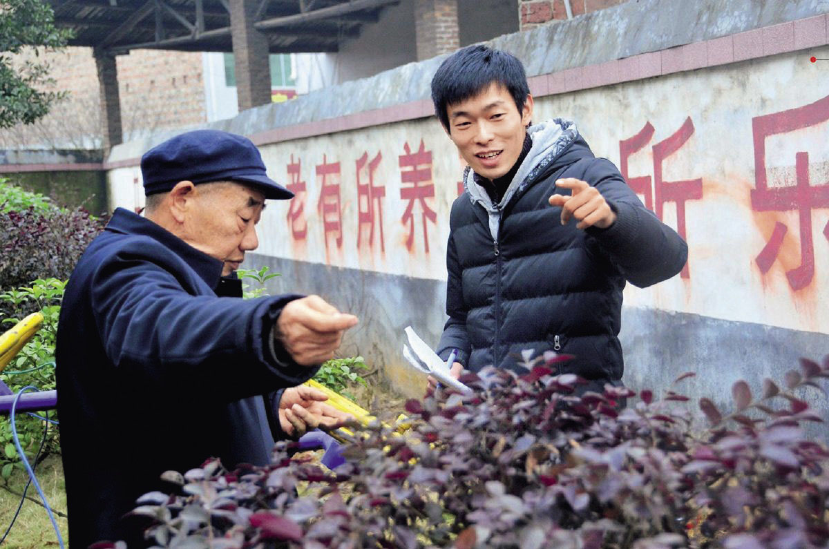 秦玥飞（右）与当地敬老院院长交谈。养老院的扩建是秦玥飞在贺家山村主持的项目之一。