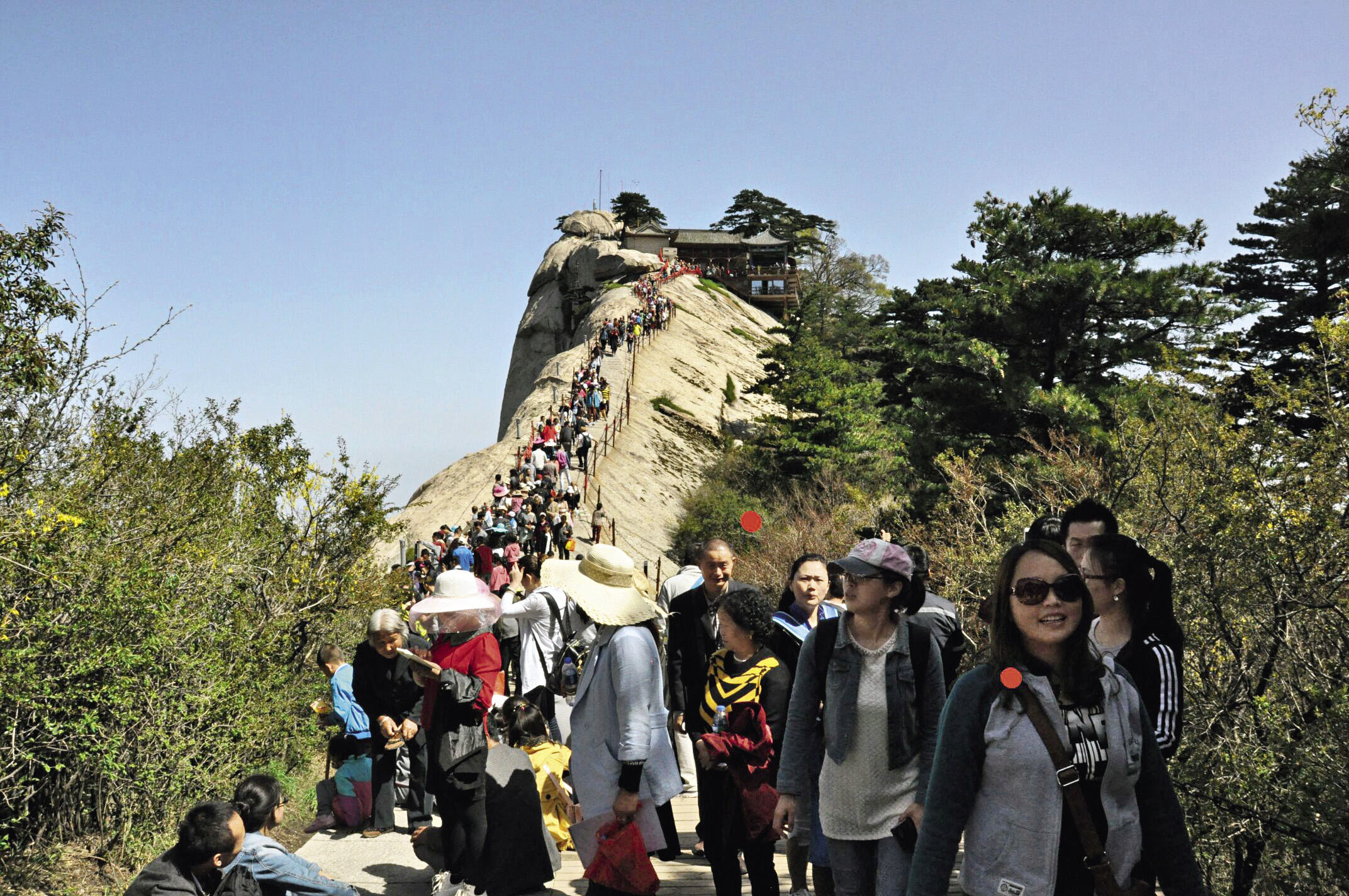 西岳华山游人如织。