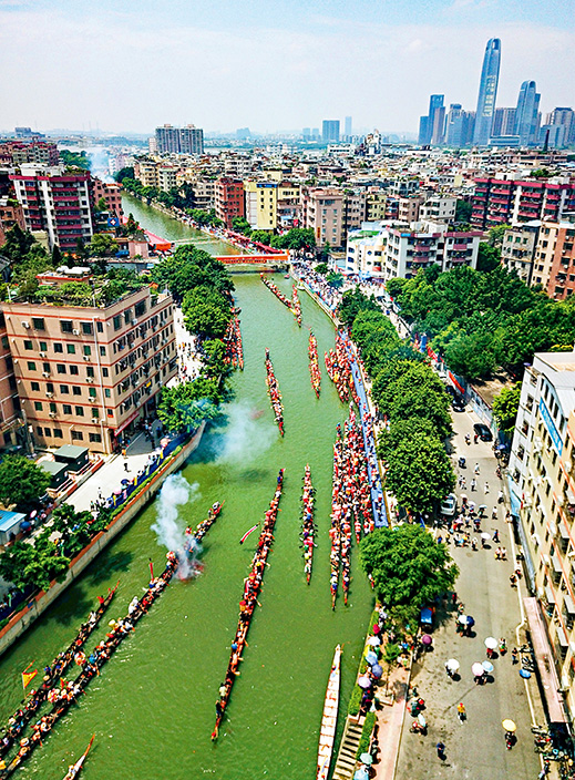 2018年6月16日，广州车陂端午龙舟“招景”活动。依传统习俗，农历五月初三是车陂村龙舟“招景”日，来自十里八乡的龙船受邀前来“应景”。邀请各村龙舟到某个村落“走亲戚”叫“招景”；发出回柬的龙舟按照约定时间过来叫“应景”；村民过来看龙船景叫“趁景”。这一习俗在当地已经延续了150多年。